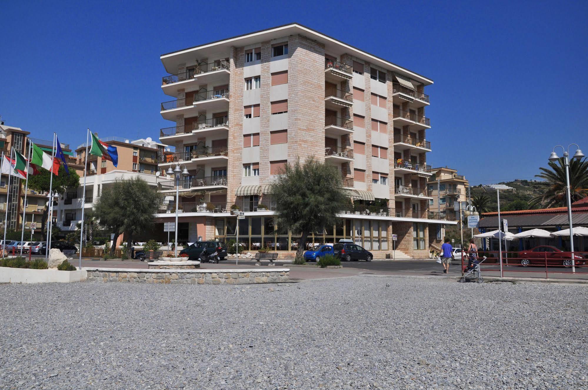 Gaiavacanze Beach Apartment Bordighera Exterior foto